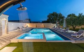 Apartment Miruna S Bazenom